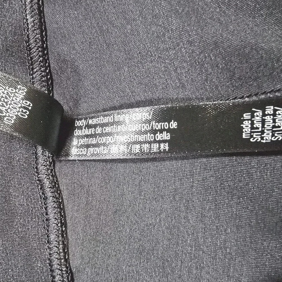 2 Pieces Outfit Victorias Secret VS Sport Black Crop Top Shorts Size M 170/96A - Picture 16 of 16